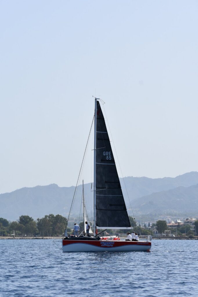 Σκάφος σε ιστιοδρομία της 31ης Διεθνούς Ιστιοπλοϊκής Εβδομάδας Ιονίου, 2021